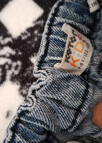 7 Yaş Beden Pul Detaylı Mini Kot Şort
