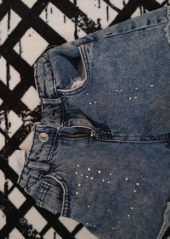 Pul Detaylı Mini Kot Şort