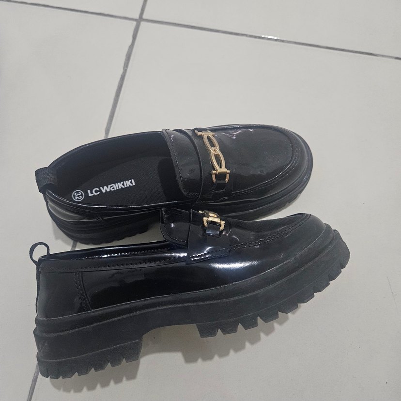 Zincir Detaylı Siyah Rugan Çocuk ayakkabı - Görsel 3