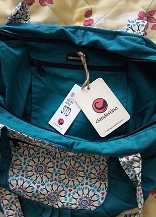 Clandestino Yazlık Bez Çanta Etiketi üzerinde yazlık cıvıl cıvıl