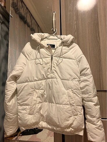 bershka beyaz kapüşonlu oversize kanguru mont