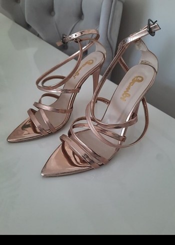 Altın Renkli Metal Stiletto Kadın Topuklu Ayakkabı - Görsel 4