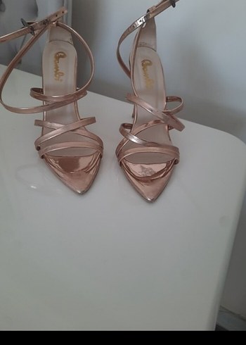 Altın Renkli Metal Stiletto Kadın Topuklu Ayakkabı - Görsel 3