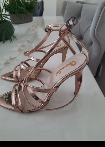 Altın Renkli Metal Stiletto Kadın Topuklu Ayakkabı - Görsel 2