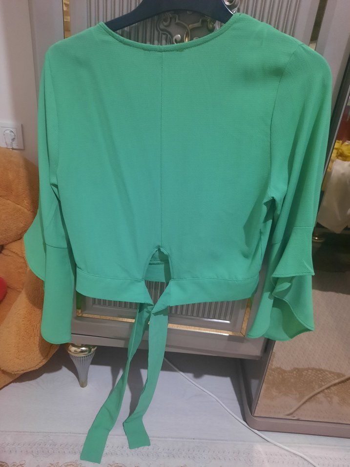 Dantel Detaylı V Yaka Yeşil Bluz - Görsel 4