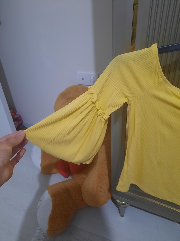 Sarı Mini Bluz, Kayık Yaka, Pilili Kol Detaylı - Görsel 2