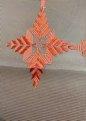 Gri üzerine kırmızı nakışlı masa örtüsü - Görsel 2