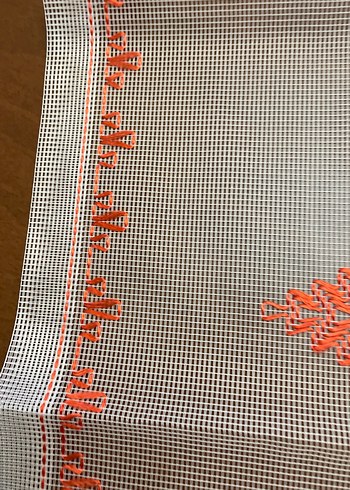 Gri üzerine kırmızı nakışlı masa örtüsü - Görsel 4