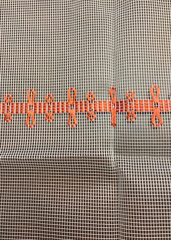 Gri üzerine kırmızı nakışlı masa örtüsü - Görsel 3