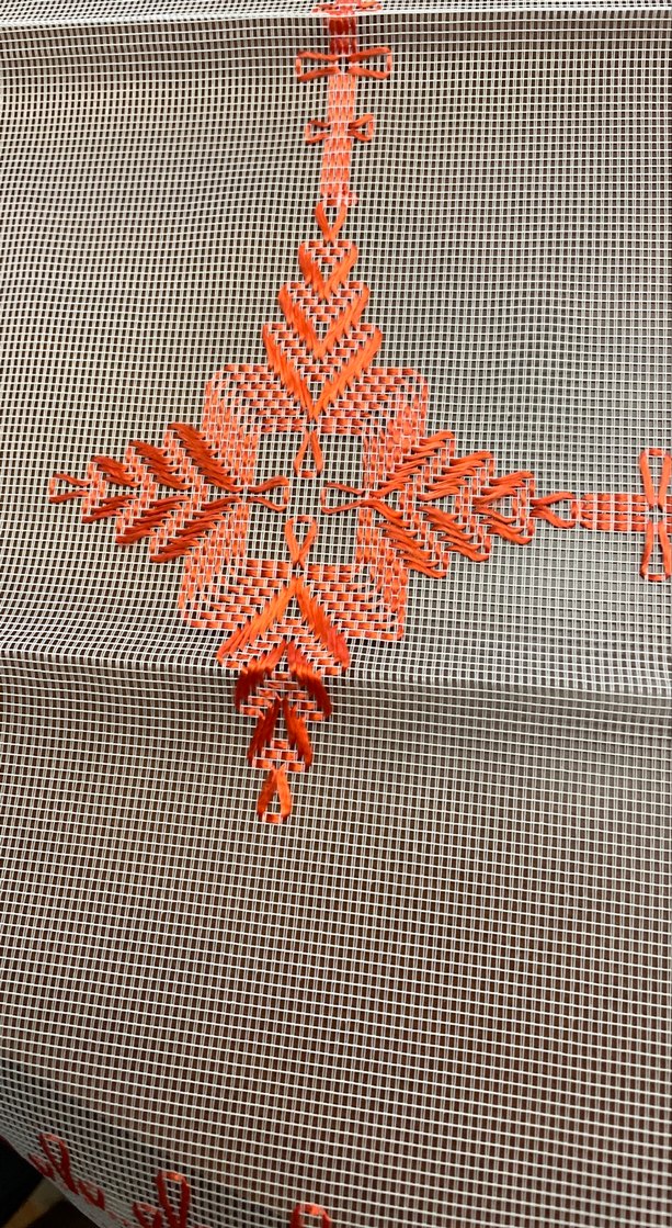 Gri üzerine kırmızı nakışlı masa örtüsü - Görsel 2