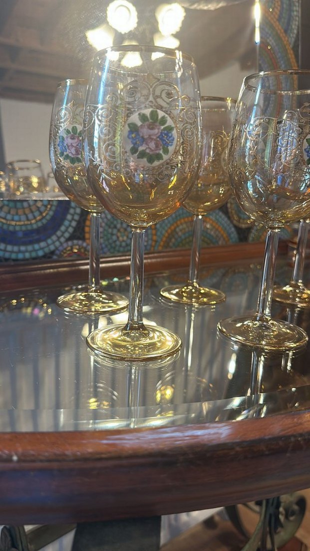 Altın renkli işlemeli ayaklı bardak seti - Görsel 2