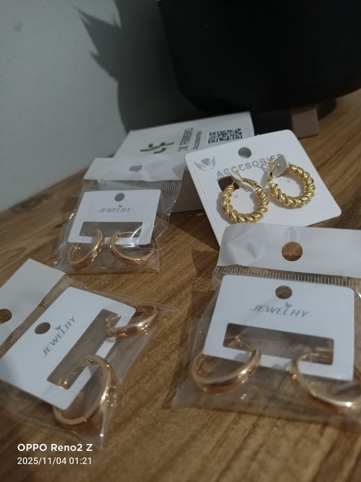 Altın Zincir Detaylı Mini Küpeler - Görsel 2