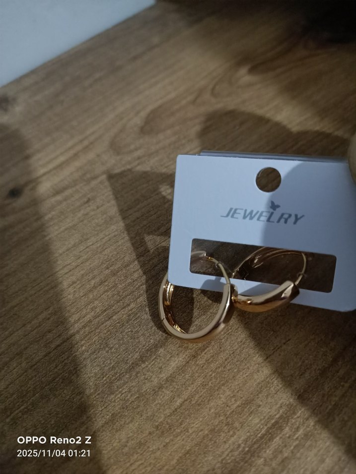 Altın Zincir Detaylı Mini Küpeler - Görsel 3