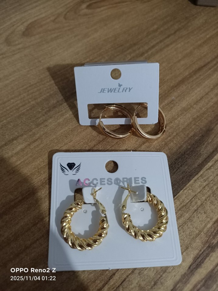 Altın Zincir Detaylı Mini Küpeler - Görsel 4