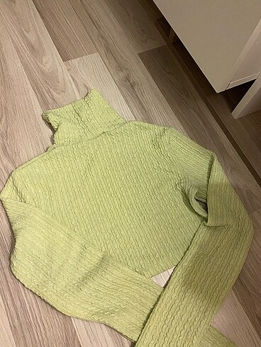 BERSHKA CROP KAZAK