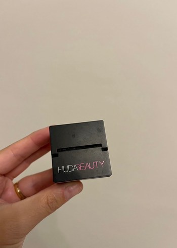 Beden Huda Beauty pudra
