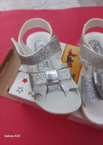 Kız Çocuk Gümüş Simli Fiyonk Detaylı Sandalet - Görsel 2