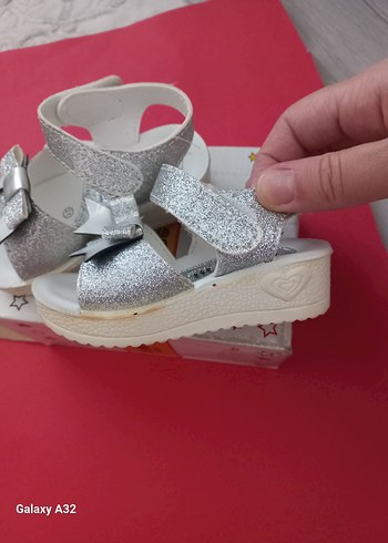 Kız Çocuk Gümüş Simli Fiyonk Detaylı Sandalet - Görsel 3