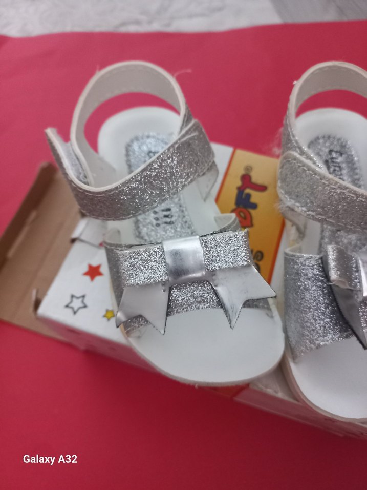 Kız Çocuk Gümüş Simli Fiyonk Detaylı Sandalet - Görsel 2