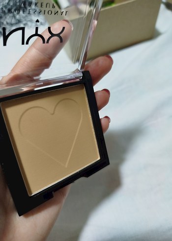 NYX Parlatıcı Bej Pudra - Görsel 5