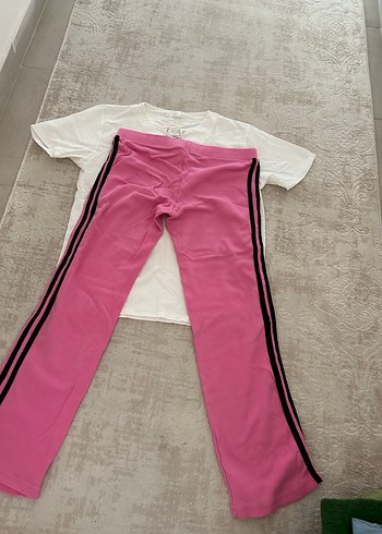 Beyaz V Yaka Tişört ve Pembe Eşofman Altı - Görsel 2