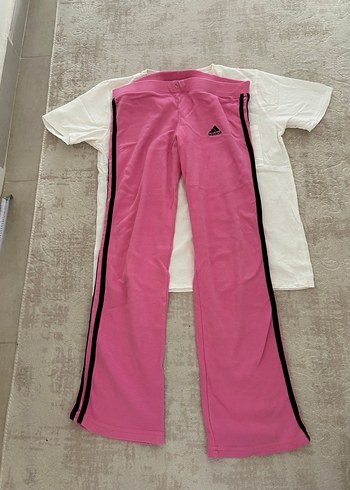 Beyaz V Yaka Tişört ve Pembe Eşofman Altı - Görsel 3