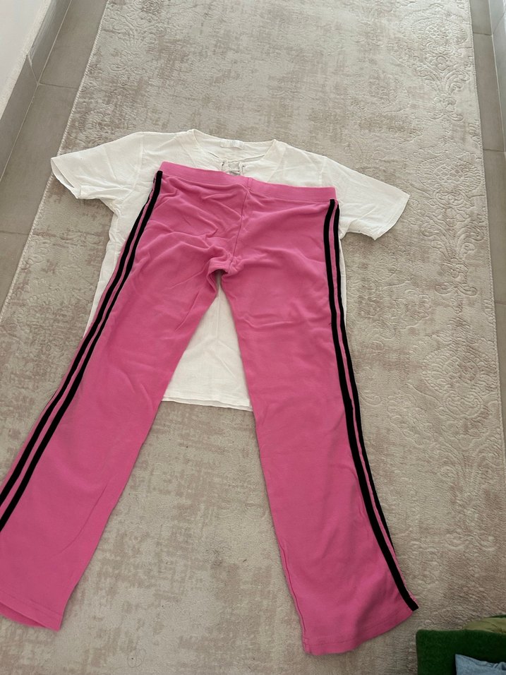 Beyaz V Yaka Tişört ve Pembe Eşofman Altı - Görsel 2