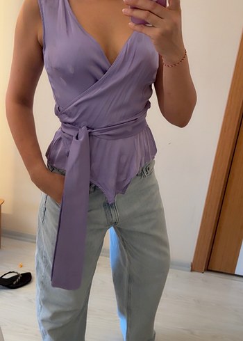 Lila Kuşaklı V Yaka Saten Bluz