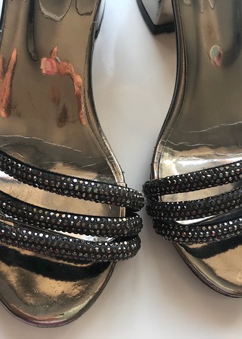 Gri Parlak Yılan Desenli Tokalı Topuklu Ayakkabı - Görsel 4