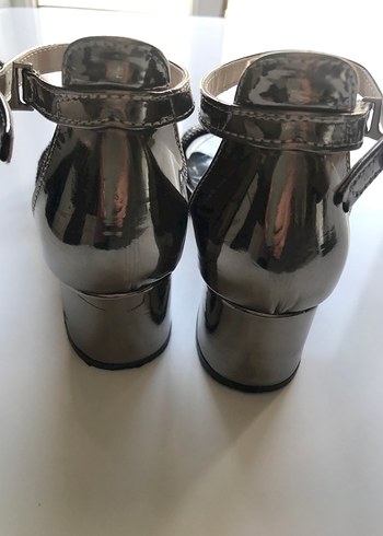 Gri Parlak Yılan Desenli Tokalı Topuklu Ayakkabı - Görsel 6