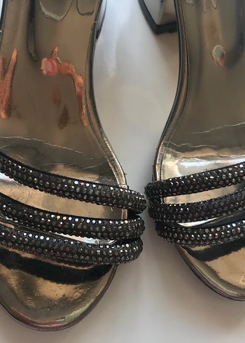 Gri Parlak Yılan Desenli Tokalı Topuklu Ayakkabı - Görsel 5