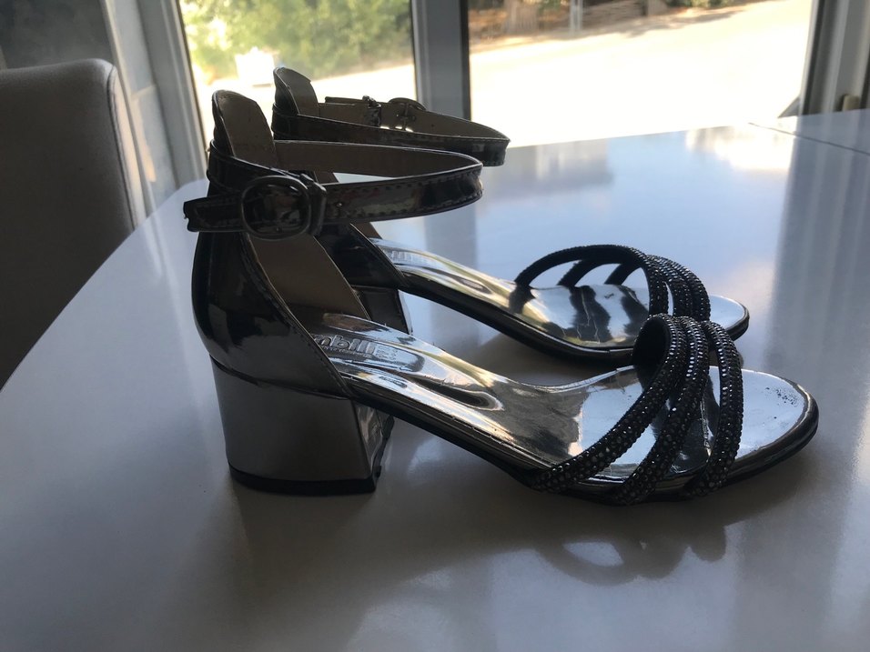 Gri Parlak Yılan Desenli Tokalı Topuklu Ayakkabı - Görsel 2