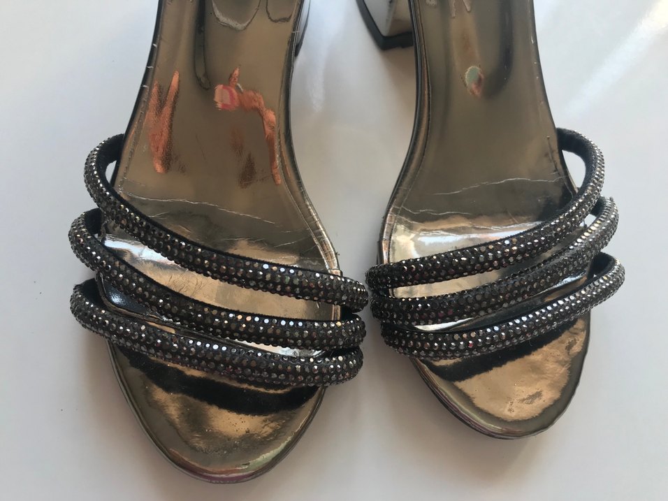 Gri Parlak Yılan Desenli Tokalı Topuklu Ayakkabı - Görsel 5