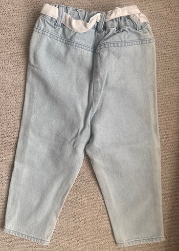 Nakışlı Beyaz Kemerli Kız Kot Pantolon - Görsel 3