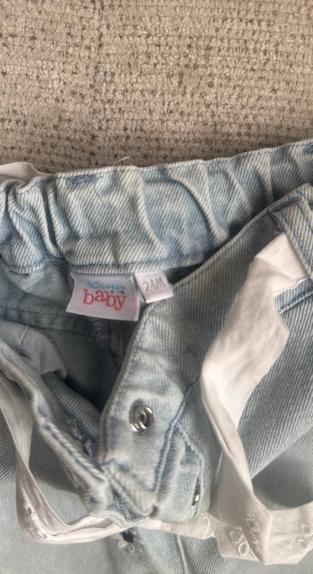 Nakışlı Beyaz Kemerli Kız Kot Pantolon - Görsel 2