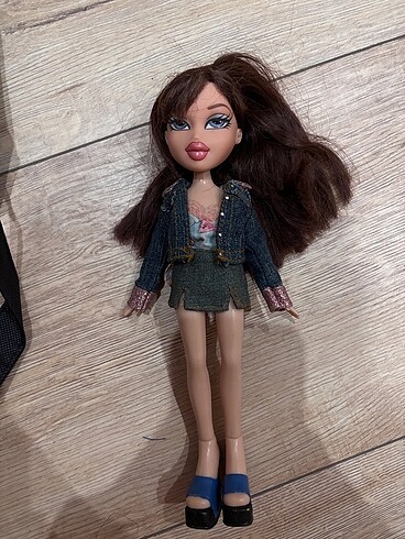  Beden Renk Bratz ve Monster High bebekler