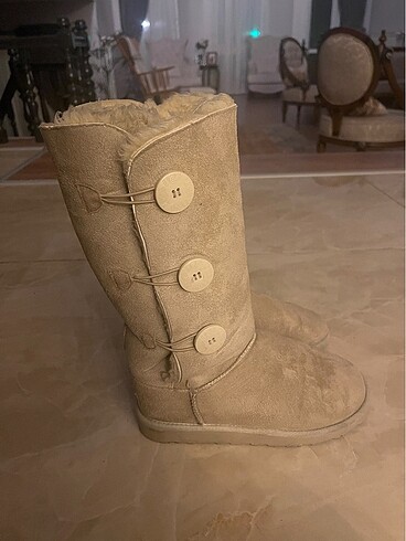 ugg bot