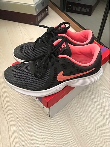 38 Beden Nike yürüyüş ayakkabısı