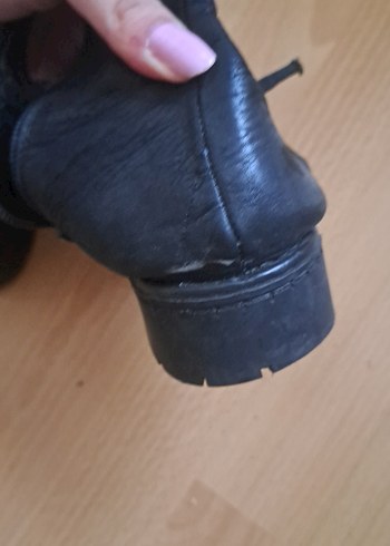 38 Beden kullanilmis parcalanmis bot ayakkabi