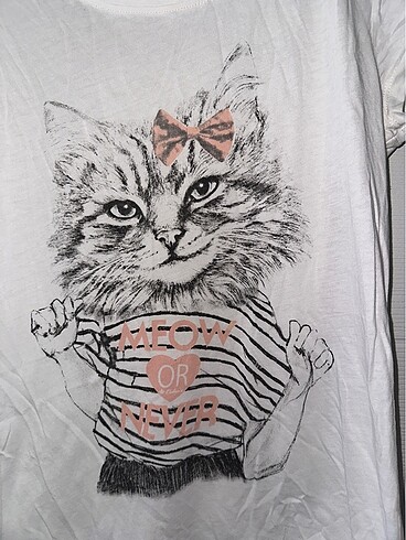 Beyaz önü desenli tshirt