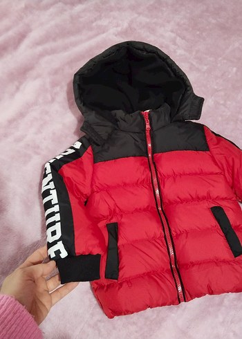 Kırmızı Kapüşonlu Erkek Çocuk Mont - Görsel 3