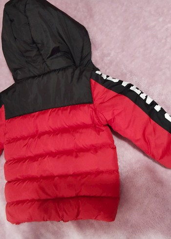 Kırmızı Kapüşonlu Erkek Çocuk Mont - Görsel 2