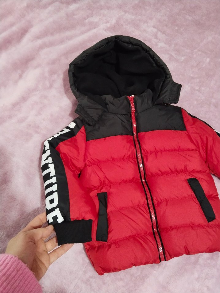 Kırmızı Kapüşonlu Erkek Çocuk Mont - Görsel 3