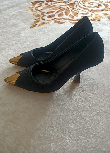 Siyah Gold topuklu ayakkabı 
