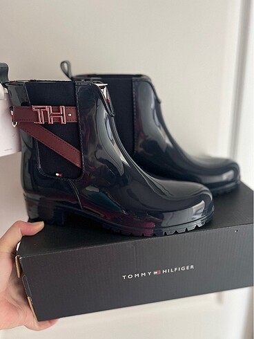 tommy hilfiger bot