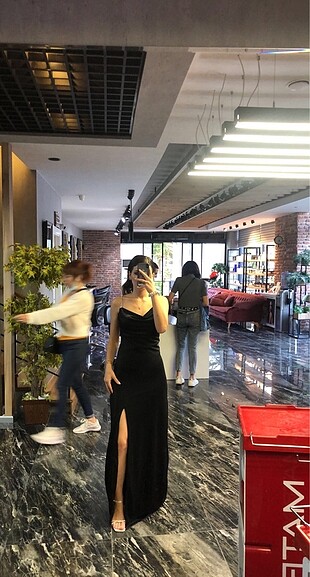 Siyah yırtmaçlı elbise