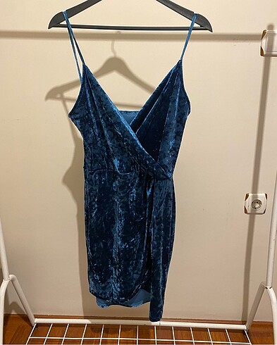 New look kruvaze askılı kadife peteol mavisi elbise