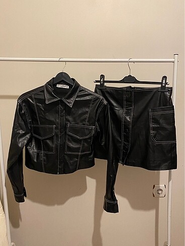 Bershka kontrast dikişli siyah likralı esnek deri crop ceket min