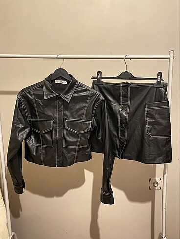Bershka Bershka kontrast dikişli siyah likralı esnek deri crop ceket min