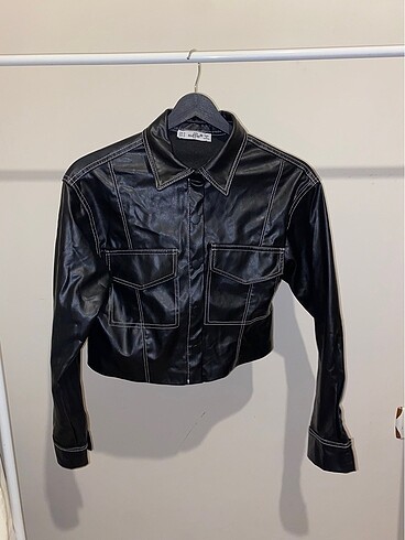 m Beden Bershka kontrast dikişli siyah likralı esnek deri crop ceket min